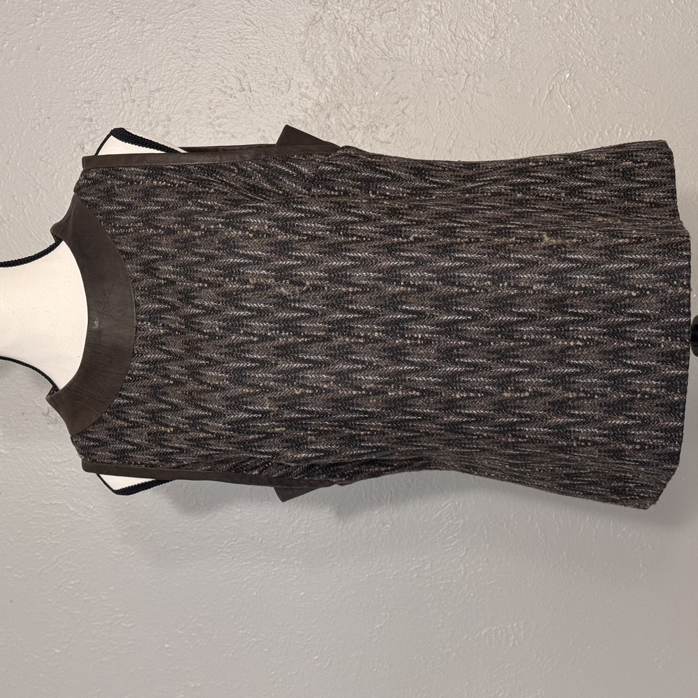 Bill Blass Chic Sleeveless Knit Top